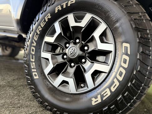 Used 2021 Toyota Tacoma TRD Off-Road image 11