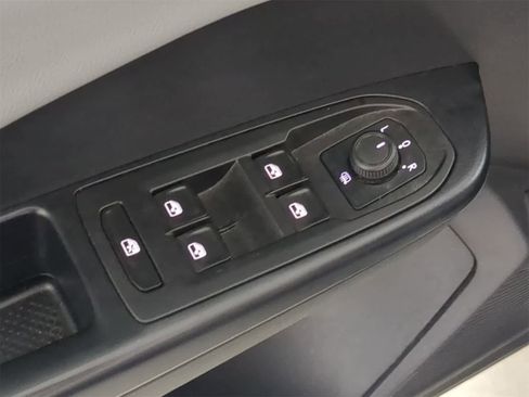 Certified 2023 Volkswagen Taos SE image 16