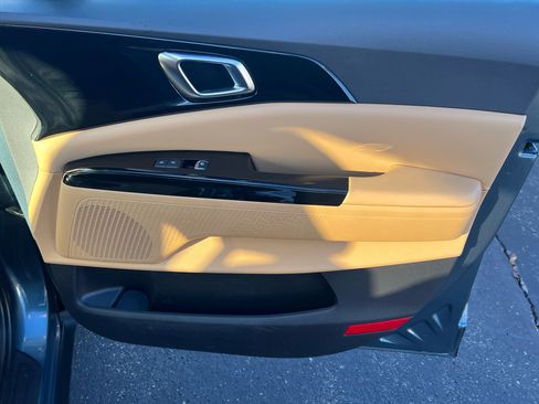 Used 2022 Kia Carnival EX image 18