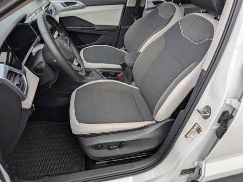 Used 2025 Volkswagen Taos SE w/ Panoramic Sunroof Package FWD image 17
