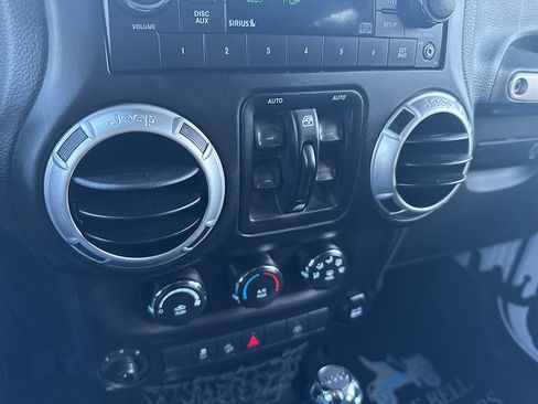 Used 2015 Jeep Wrangler Unlimited Sahara w/ Connectivity Group AWD/4WD image 49