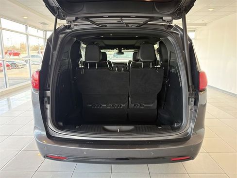 Used 2020 Chrysler Pacifica Limited w/ S Appearance Package image 15