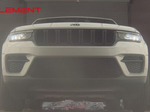 Used 2023 Jeep Grand Cherokee Altitude image 3