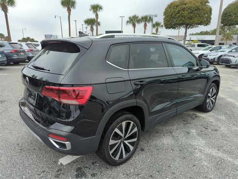 Used 2022 Volkswagen Taos SE w/ Panoramic Sunroof Package image 6