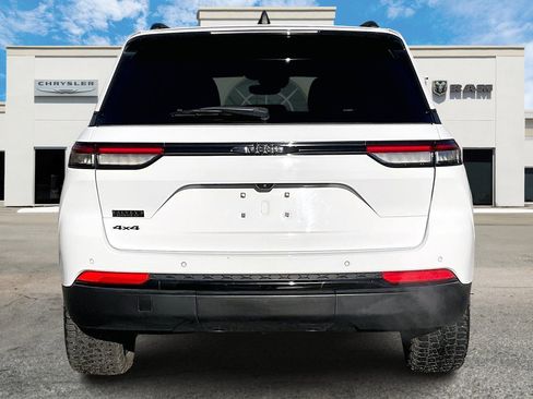 Used 2023 Jeep Grand Cherokee Altitude image 4