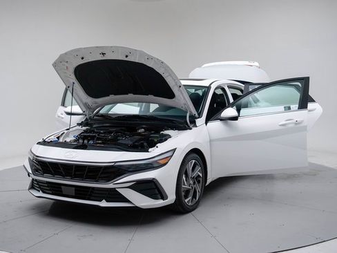 Used 2025 Hyundai Elantra SEL image 17