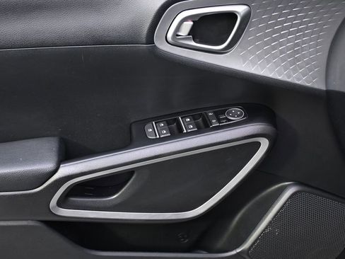 Used 2025 Kia Soul LX w/ LX Technology Package FWD image 21
