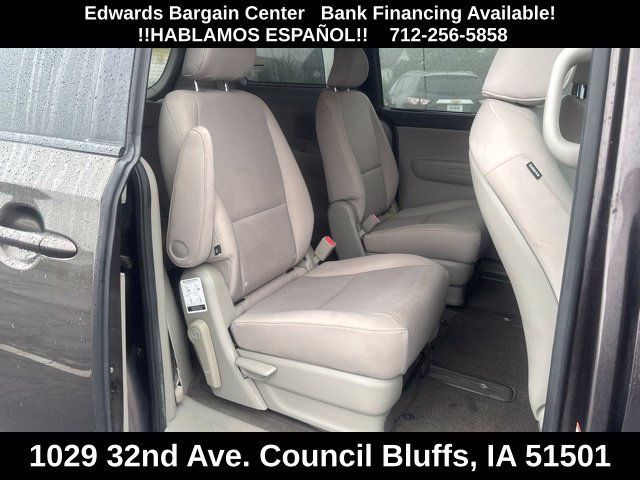 Used 2016 Kia Sedona LX w/ Option Group 020 FWD image 13