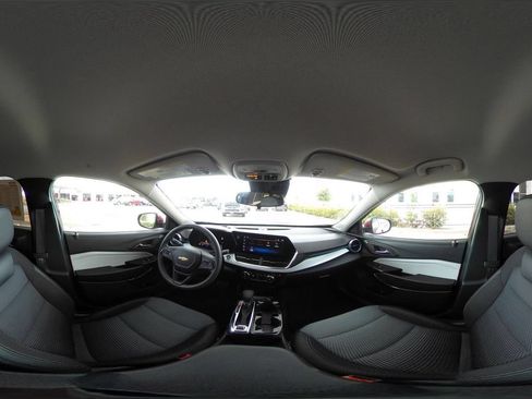 Used 2025 Chevrolet Trax LT FWD image 41