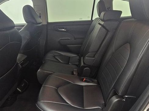 Used 2024 Toyota Highlander XLE image 35