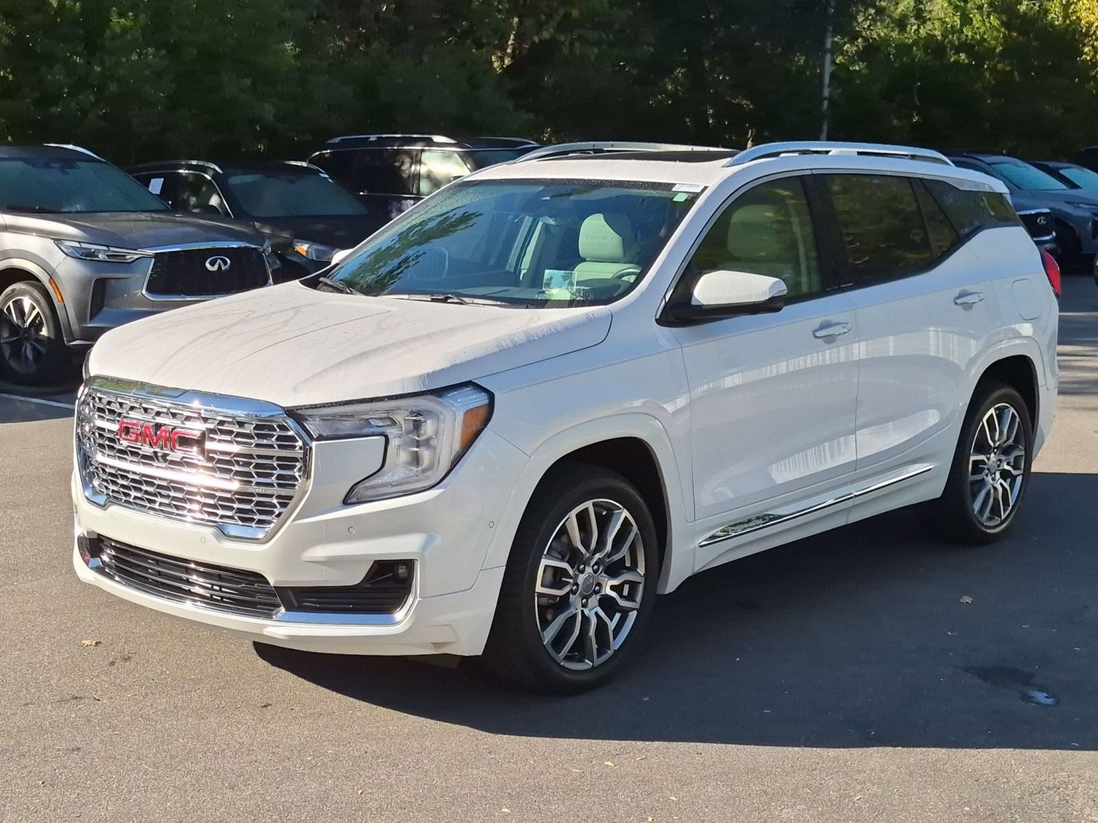 Used 2022 GMC Terrain Denali w/ Denali Premium Package AWD/4WD image 7