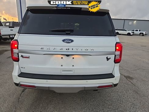 Used 2023 Ford Expedition XLT image 15