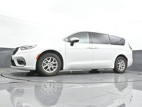 Used 2023 Chrysler Pacifica Touring-L FWD image 33