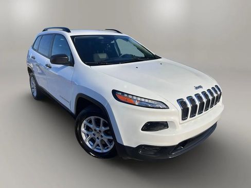 Used 2017 Jeep Cherokee Sport FWD image 2