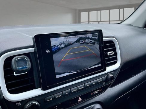 Used 2025 Hyundai Venue Limited FWD image 21