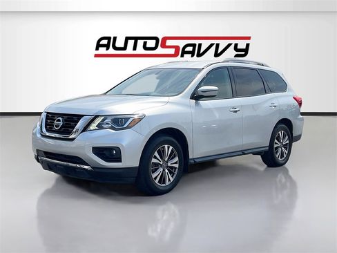 Used 2018 Nissan Pathfinder SV image 3