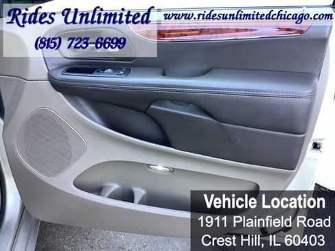 Used 2014 Chrysler Town & Country Touring FWD image 33
