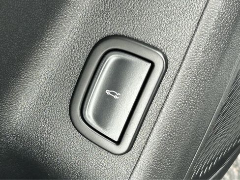 Used 2025 Chevrolet Traverse LT image 20