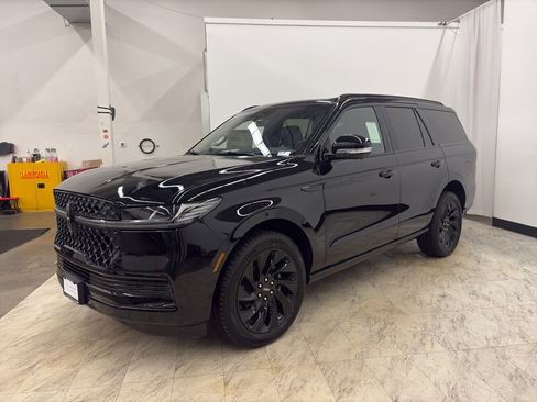 New 2025 Lincoln Navigator Reserve w/ Jet Appearance Package image 3