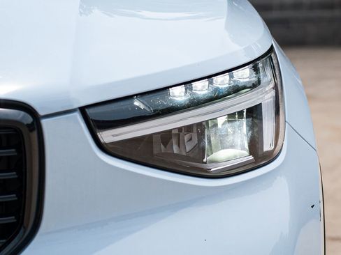 Certified 2024 Volvo XC40 B5 Core AWD/4WD image 3