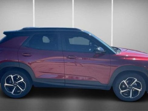 Used 2022 Chevrolet TrailBlazer RS w/ Sun and Liftgate Package FWD image 3