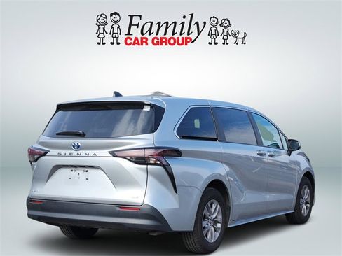 Certified 2025 Toyota Sienna LE image 4