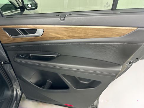Used 2025 Volkswagen Atlas SE FWD image 31