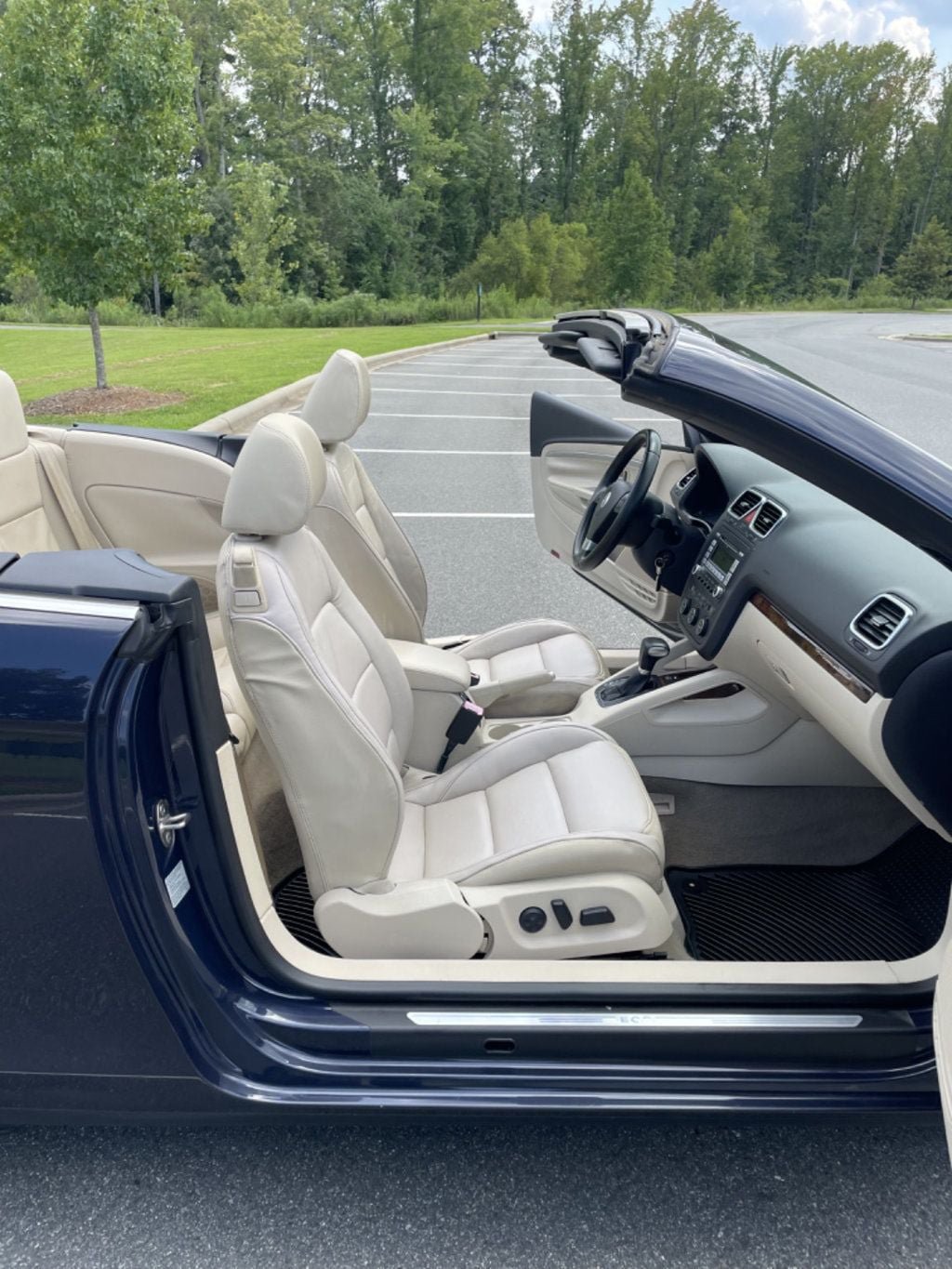 Used 2009 Volkswagen Eos Lux FWD image 12