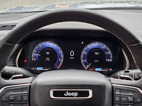 Used 2023 Jeep Grand Cherokee Limited image 17