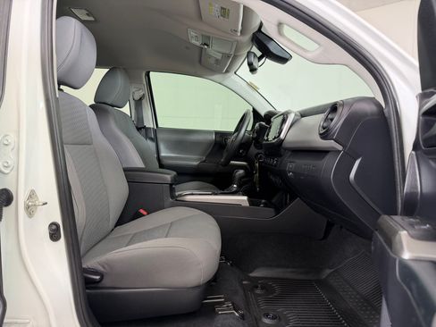 Used 2020 Toyota Tacoma SR5 AWD/4WD image 28