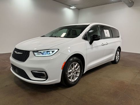 Used 2024 Chrysler Pacifica Touring-L image 39