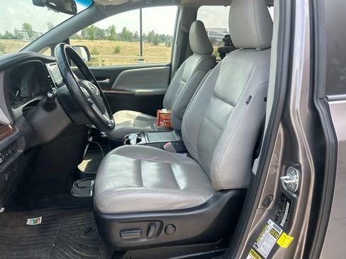 Used 2017 Toyota Sienna Limited Premium AWD/4WD image 4
