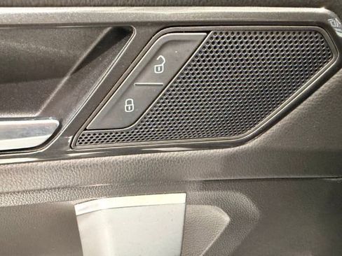 Used 2018 Volkswagen Tiguan SE AWD/4WD image 28
