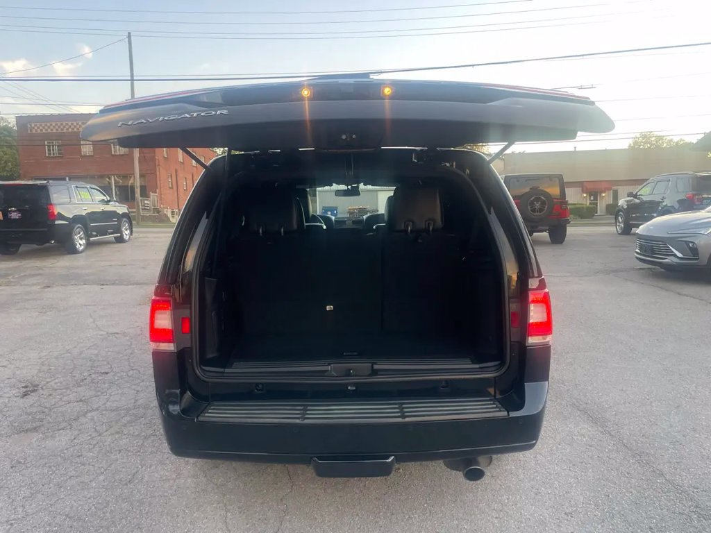 Used 2017 Lincoln Navigator Reserve AWD/4WD image 6