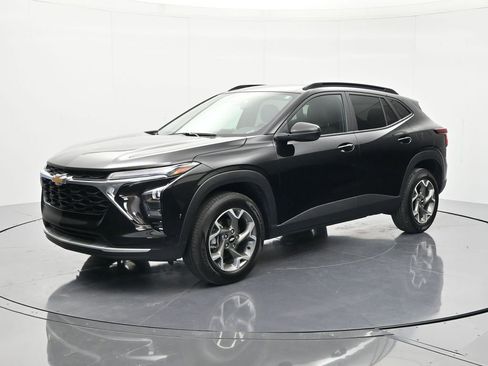Certified 2025 Chevrolet Trax LT w/ LT Convenience Package FWD image 1