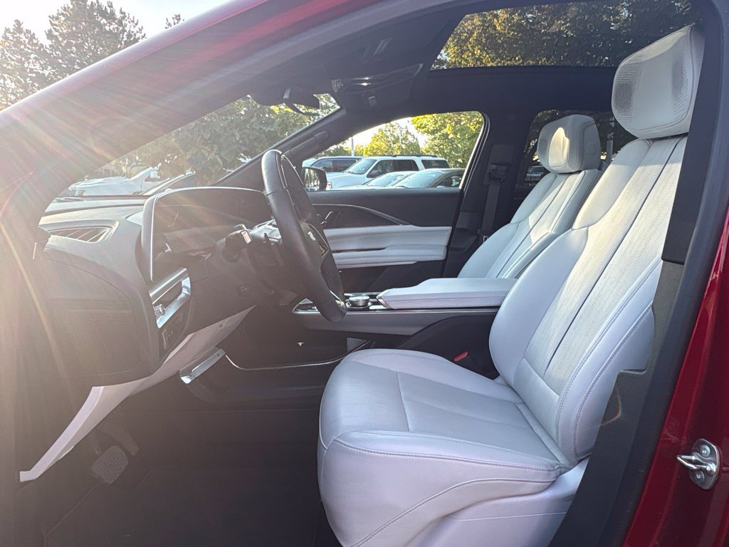 Used 2024 Cadillac Lyriq Luxury AWD/4WD image 12