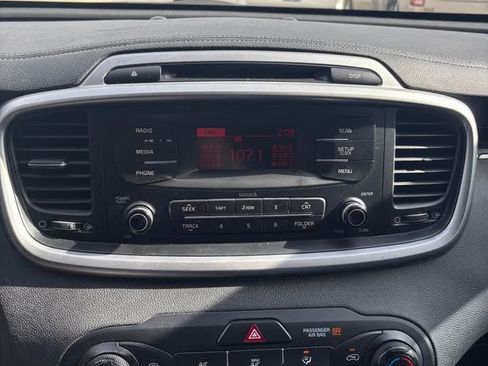 Used 2017 Kia Sorento L image 17