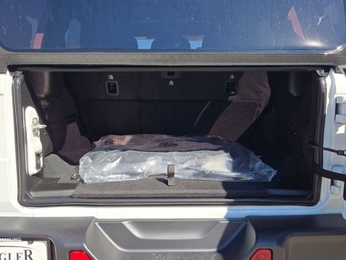 Used 2024 Jeep Wrangler Sahara w/ Safety Group image 17