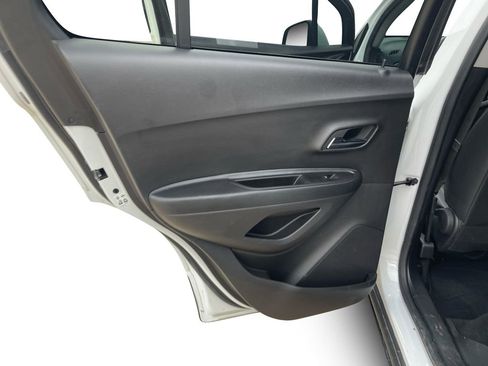 Used 2022 Chevrolet Trax LT w/ LT Convenience Package image 22