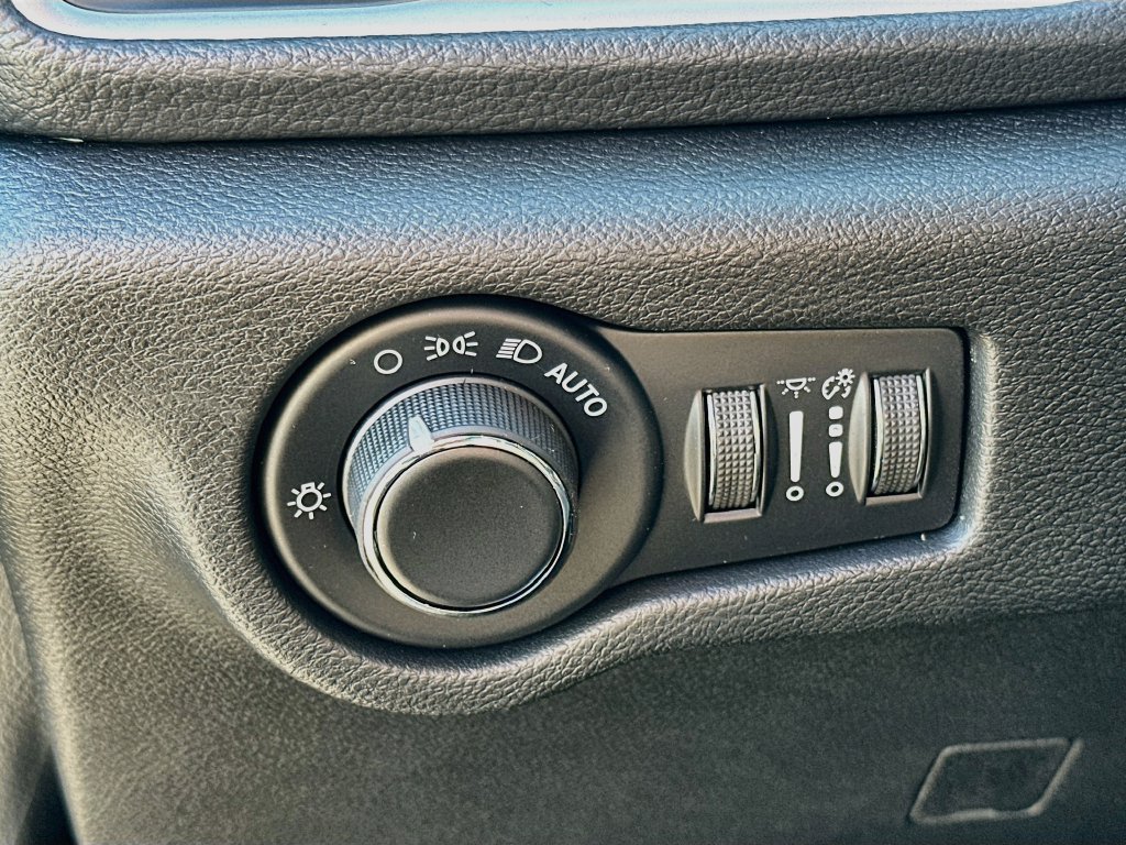 New 2027 Chrysler Pacifica Select AWD/4WD image 14