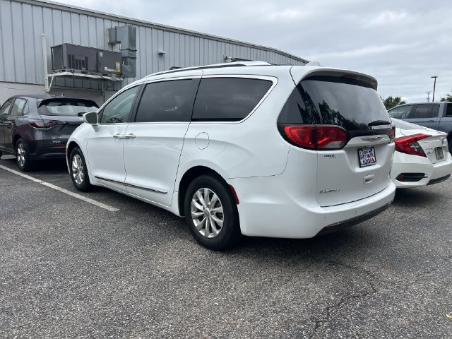 Used 2019 Chrysler Pacifica Touring-L FWD image 3
