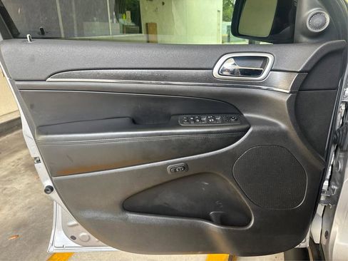 Used 2018 Jeep Grand Cherokee Limited image 29