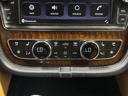 Used 2017 Bentley Bentayga AWD/4WD image 40