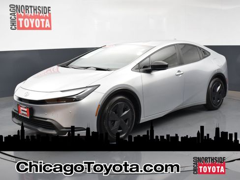 Used 2025 Toyota Prius LE image 1