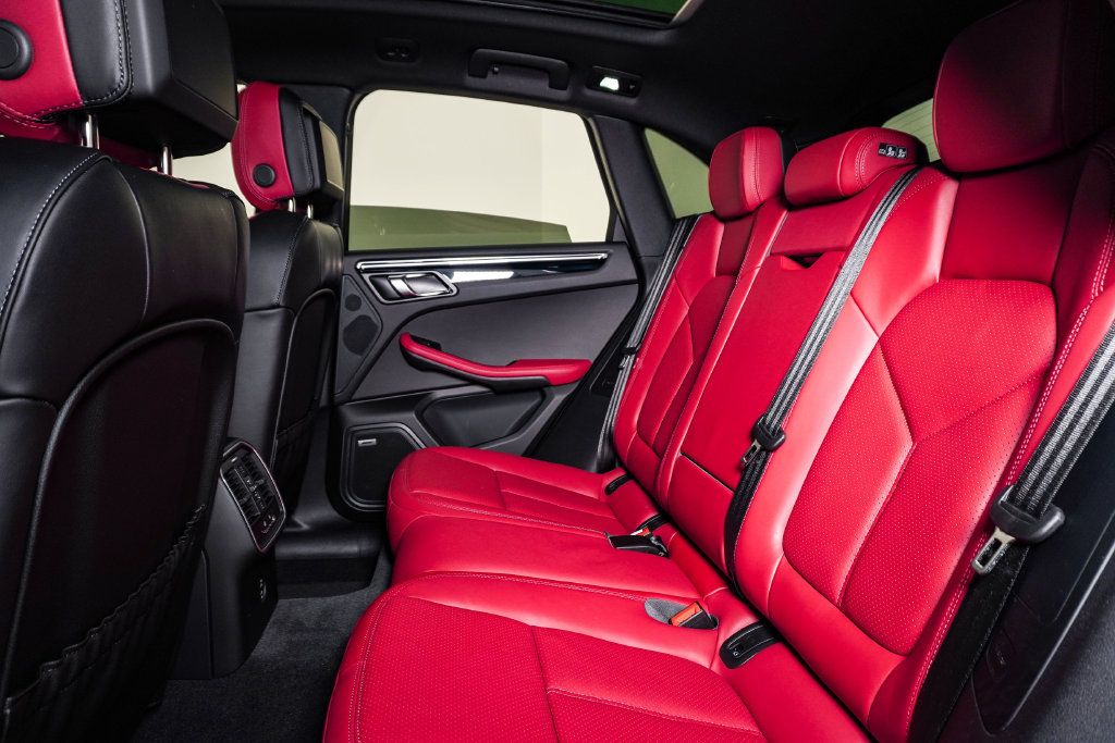 Certified 2026 Porsche Macan AWD/4WD image 17