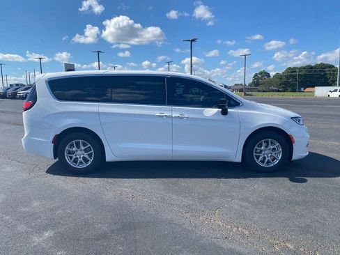 New 2026 Chrysler Pacifica Select image 8