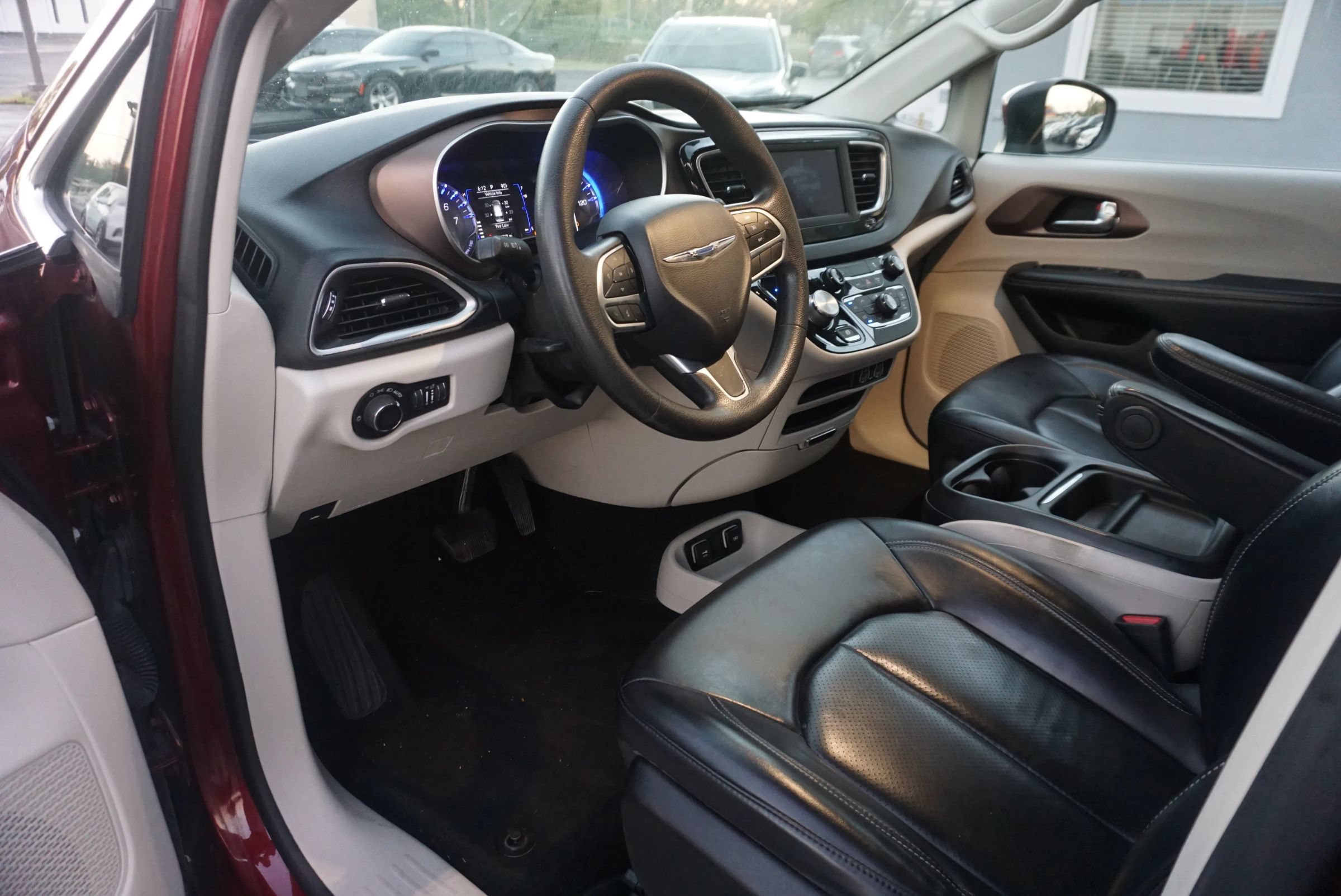 Used 2021 Chrysler Voyager Lxi FWD image 13
