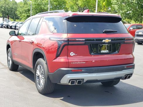 Used 2025 Chevrolet Traverse LT w/ Driver Confidence Package FWD image 4