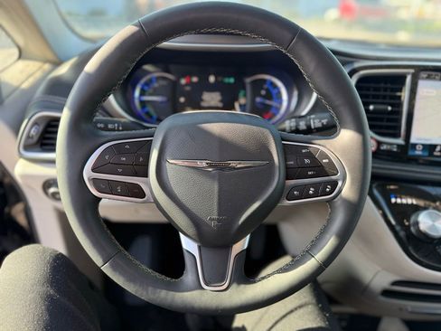 Used 2024 Chrysler Pacifica Select image 6