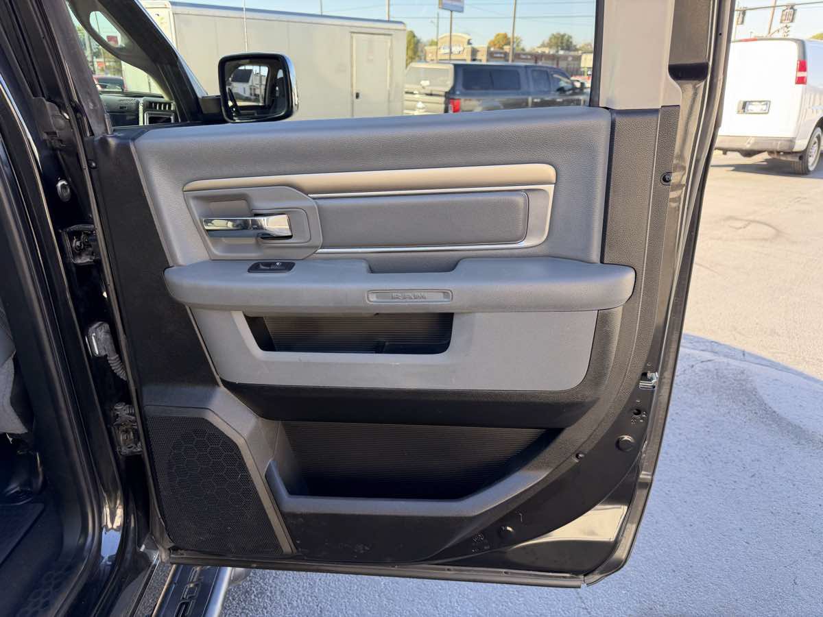 Used 2018 RAM 1500 Classic SLT AWD/4WD image 17